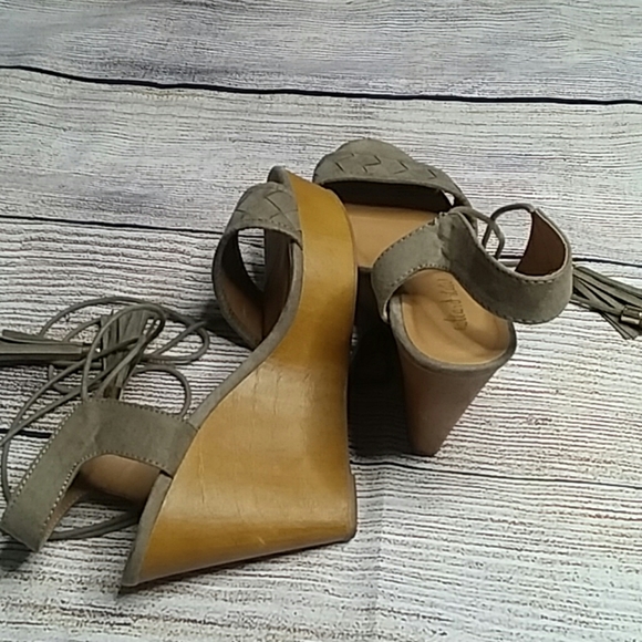 Altar'd State Friday Morning Gimmick Wedges size 8 - Picture 4 of 6